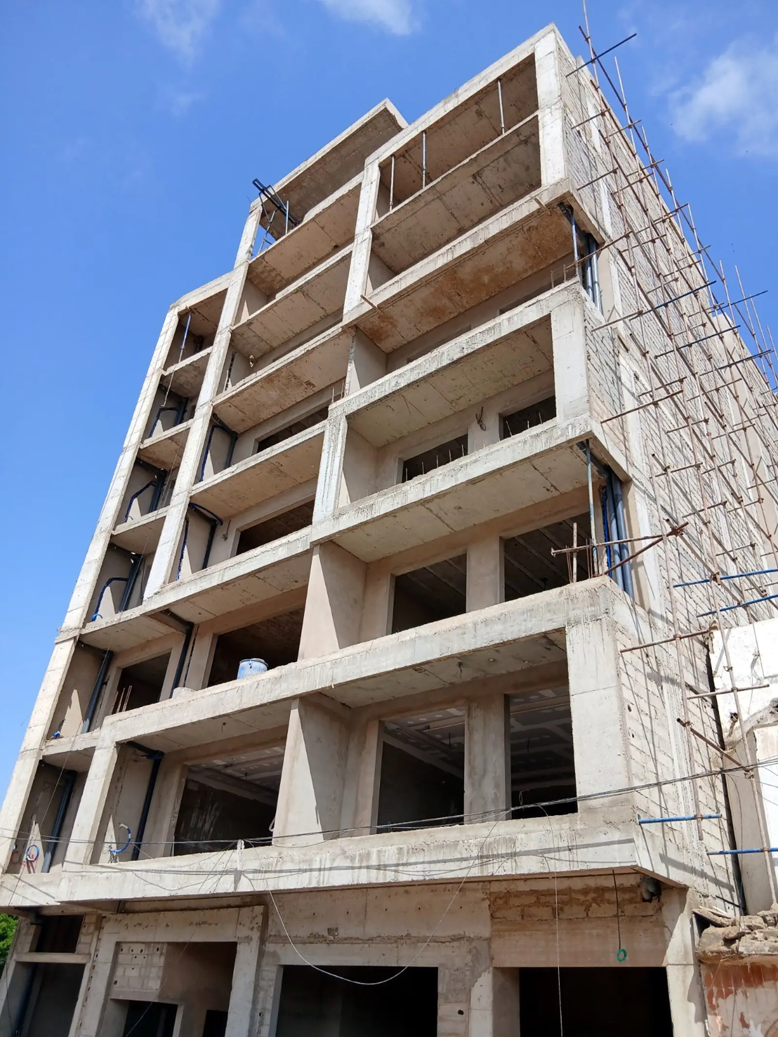 Structure en béton armé en cours de construction
